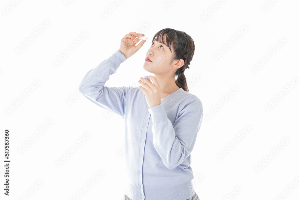目薬を入れる若い女性 目薬を入れる若い女性