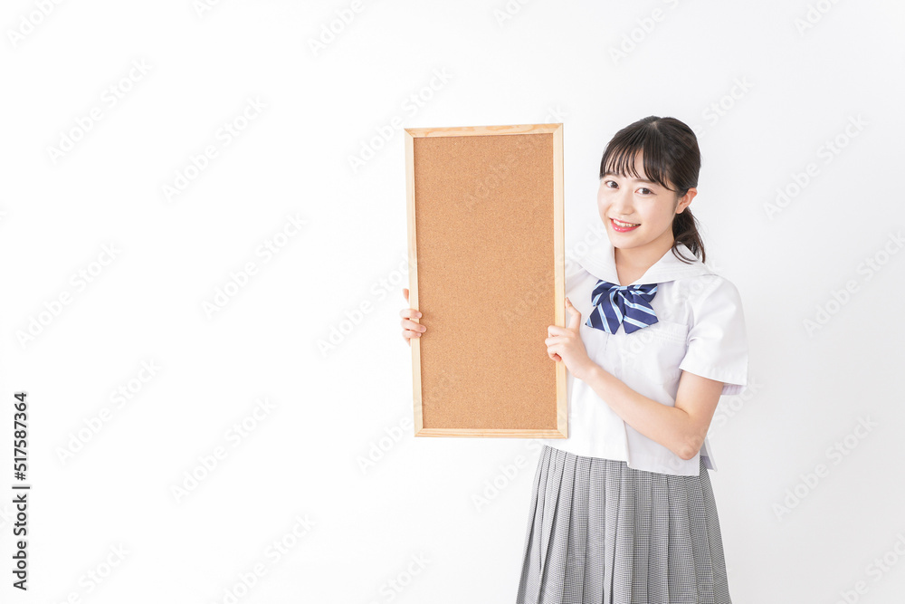 コルクボードを持つ学生 コルクボードを持つ学生