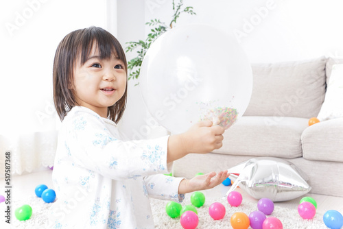 部屋で遊ぶ子ども