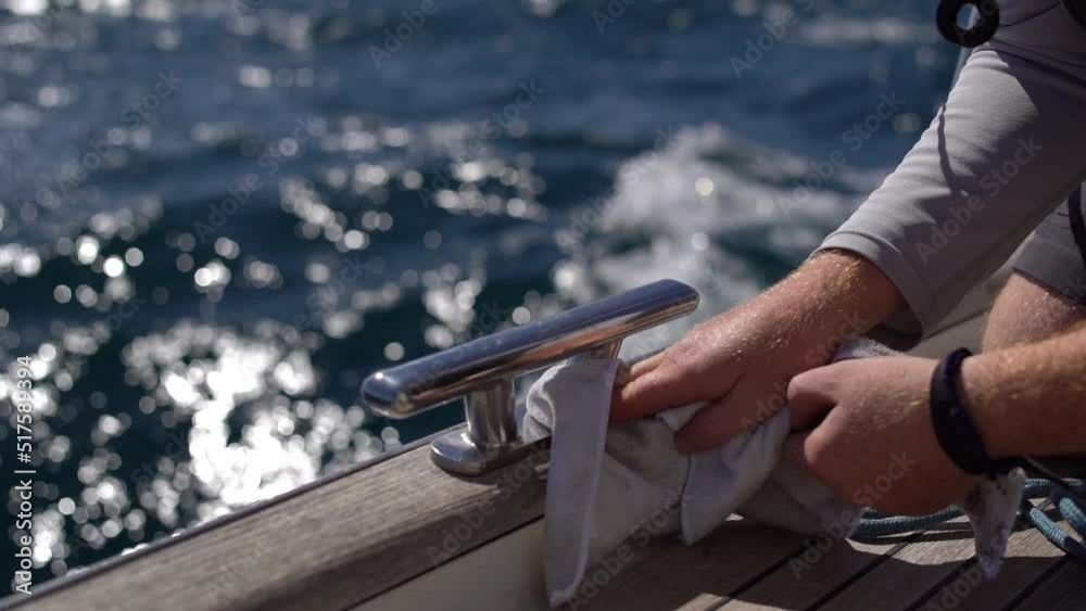 Marinero limpiando su barco mientras navega