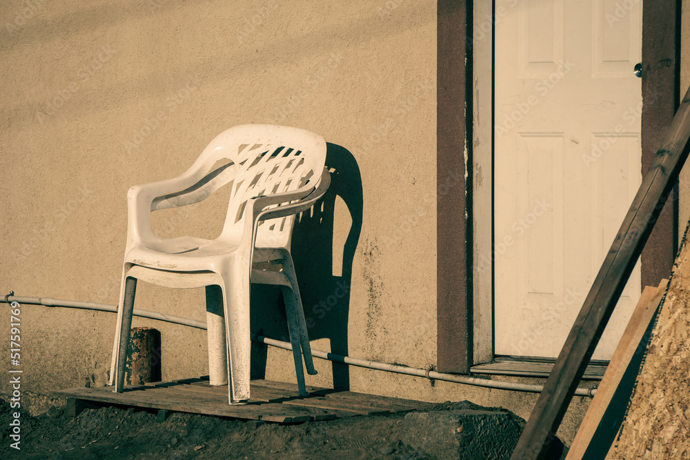 Ταπετσαρία Old chairs outside rundown urban building