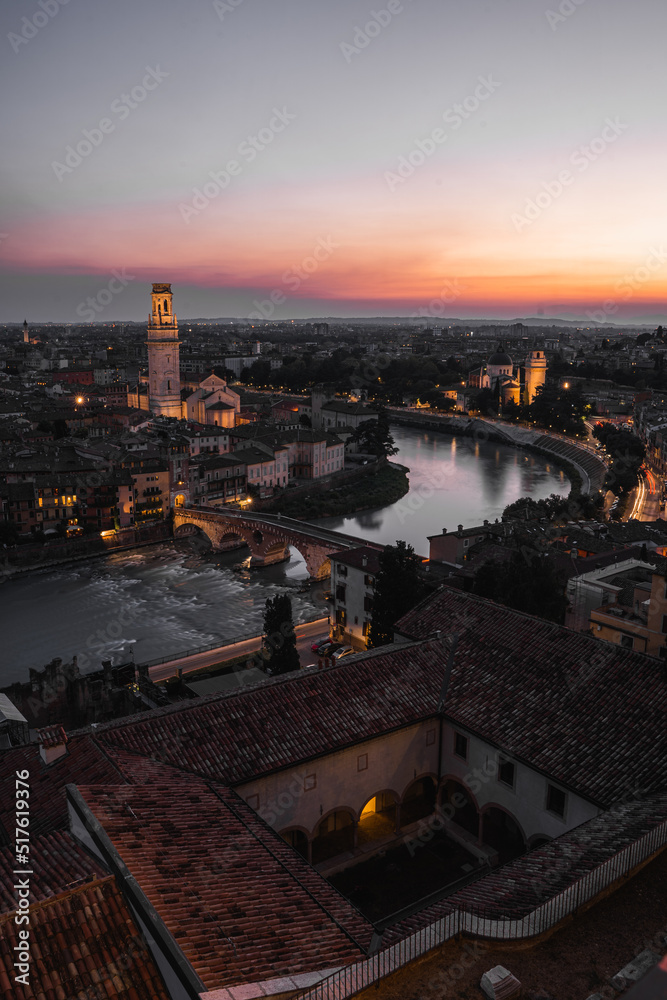 Verona bei Nacht mit Aussicht in die Stadt