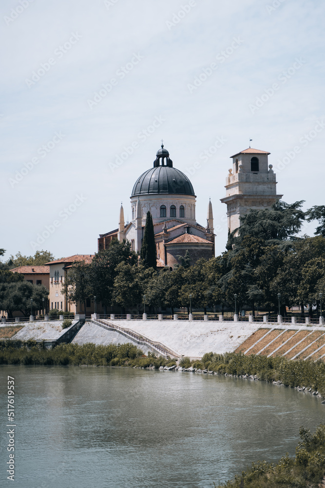 Turm in Verona mit Fluss im Vordergund