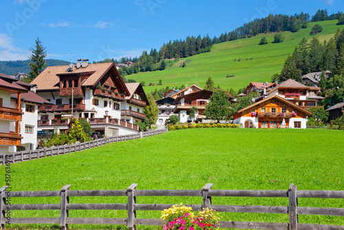 Wallpaper Mural Wunderschönes Dorf im Südtirol, Italien Torontodigital.ca