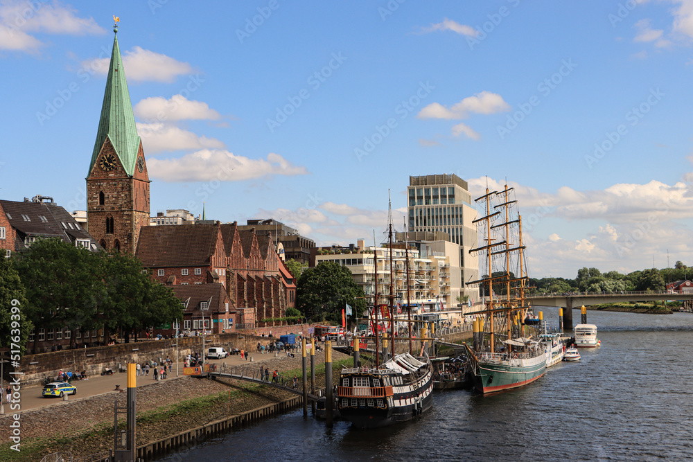 Bremen; Weserpromenade Schlachte mit Martini-Kirche