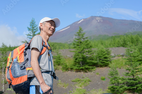 富士山背景 登山者 笑顔 アウトドア