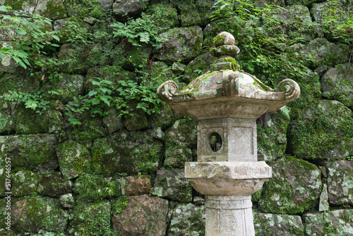 鳳来寺の灯篭と石垣