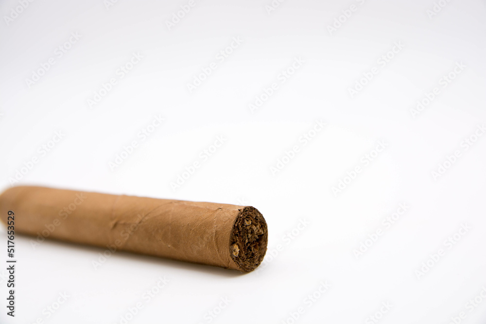Cigarrillo aislado sobre fondo blanco Cigarrillo aislado sobre fondo blanco