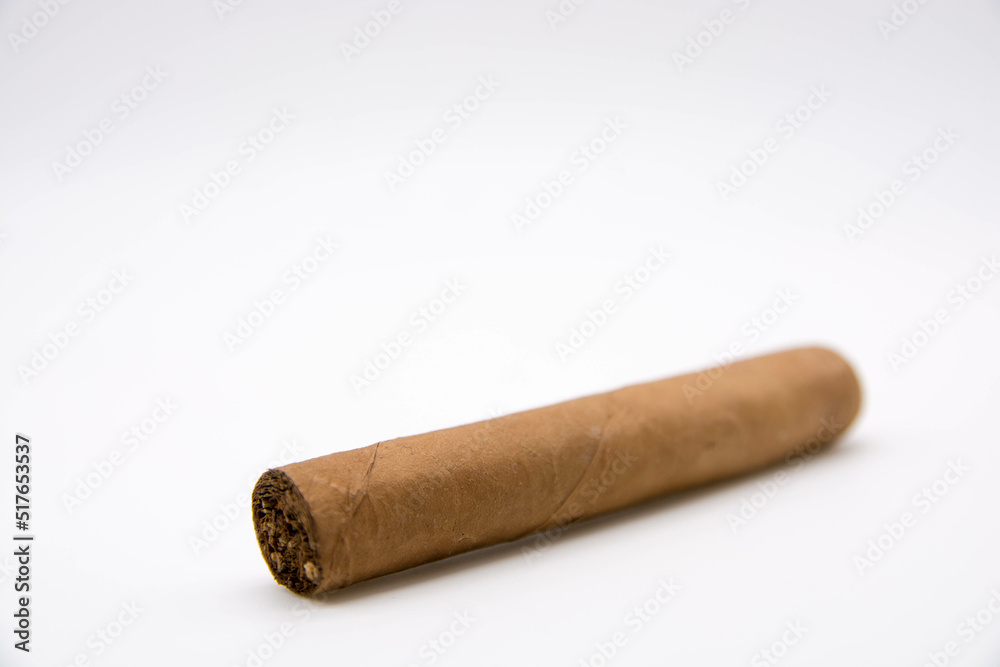 Cigarrillo aislado sobre fondo blanco Cigarrillo aislado sobre fondo blanco