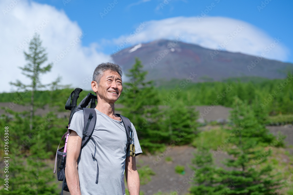 富士山背景　登山者　笑顔　アウトドア