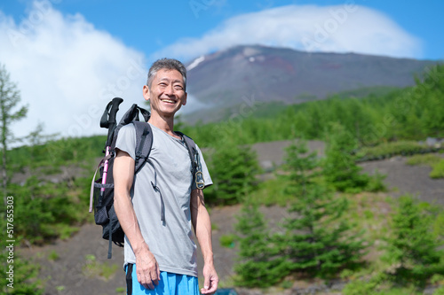 富士山背景 登山者 笑顔 アウトドア