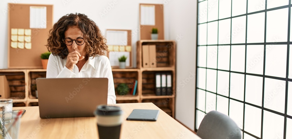 Ταπετσαρία Middle age hispanic woman working at the office wearing glasses feeling unwell and coughing as symptom for cold or bronchitis