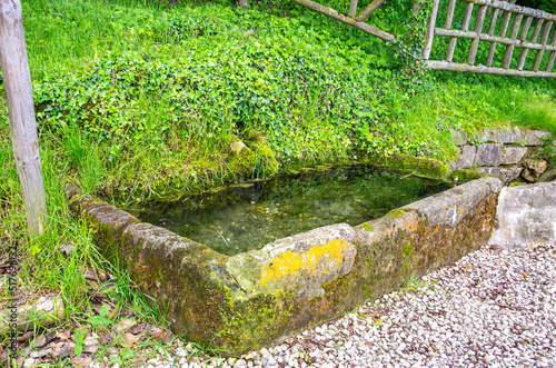Alter Steinbrunnen in Trogform