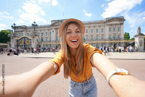 Wallpaper Mural Tourist woman taking selfie photo at Buckingham Palace in London, United Kingdom