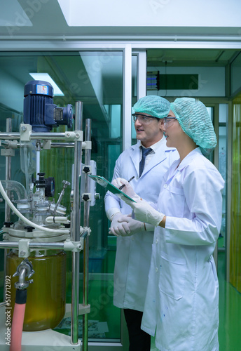 Fotografie Scientists and assistants are in the machine room extracting oil and cannabis seeds