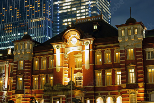 ライトアップされた東京駅中央部のアップ