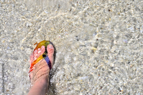 水の中に入った女性の足