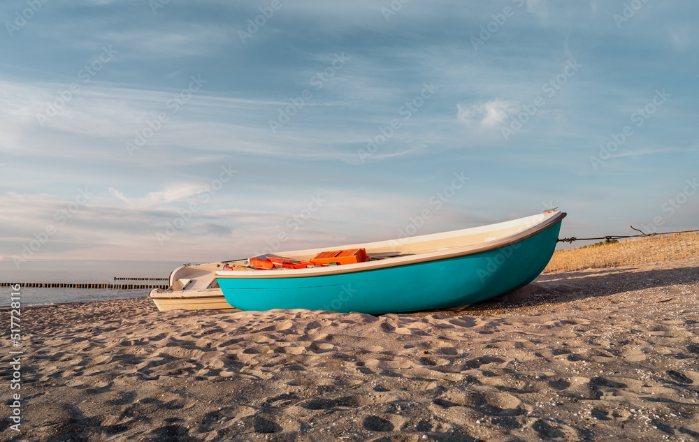 Kleines Fischerboot am Strand