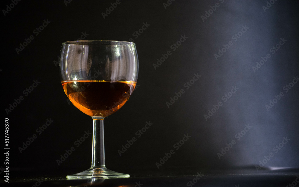 Copa de licor whisky sobre fondo negro