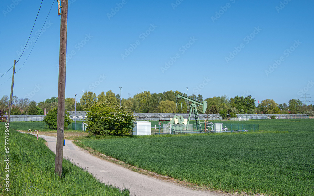 Erdölförderung mit Pferdekopfpumpe in Hamburg Reitbrook