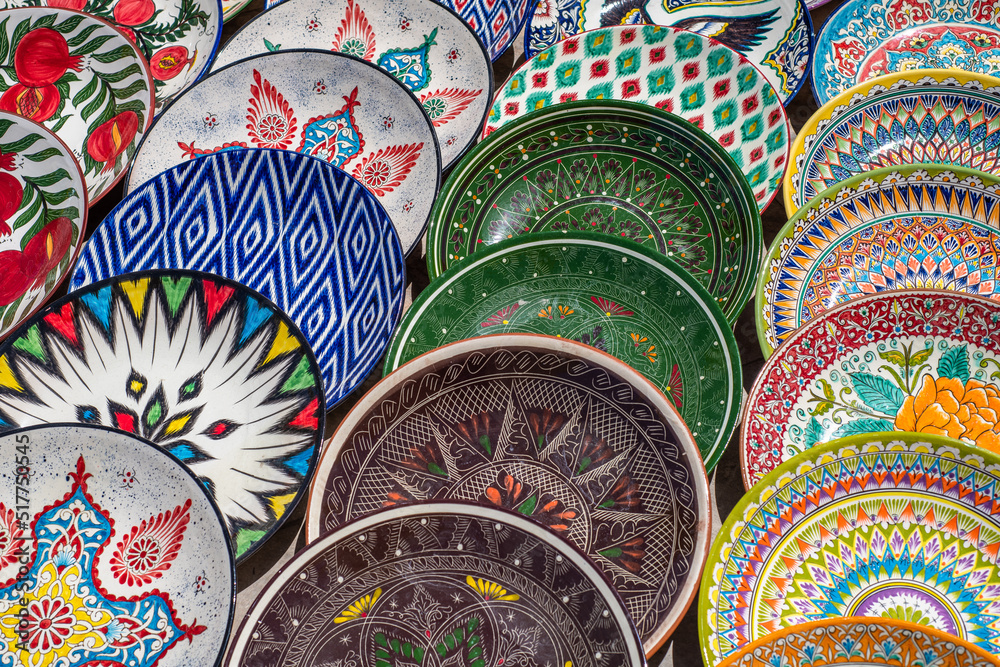 Φωτογραφία Decorative ceramic plates with traditional uzbek ornament in the street market of Bukhara