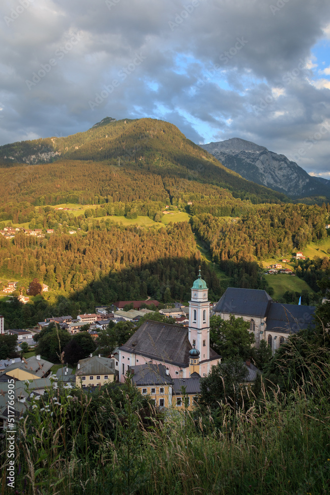 Fototapeta premium Ausblick über Berchtesgaden mit der Pfarrkirche St.Andreas