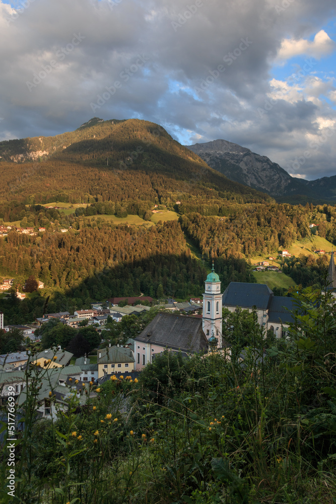 Ausblick über Berchtesgaden mit der Pfarrkirche St.Andreas