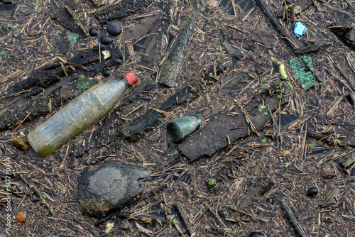 Plastikmüll auf einer verdreckten Wasseroberfläche photo