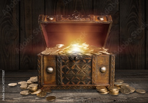 Photo Open an ancient treasure chest in old background
