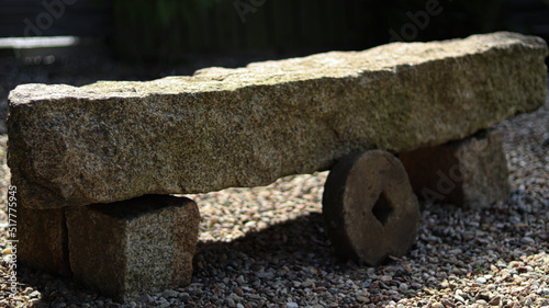 Kamienna ławka na ogrodzie