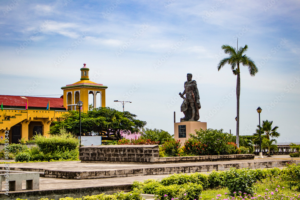 Obraz premium Statue of Cordoba by Lake Nicaragua in Granada, Nicaragua