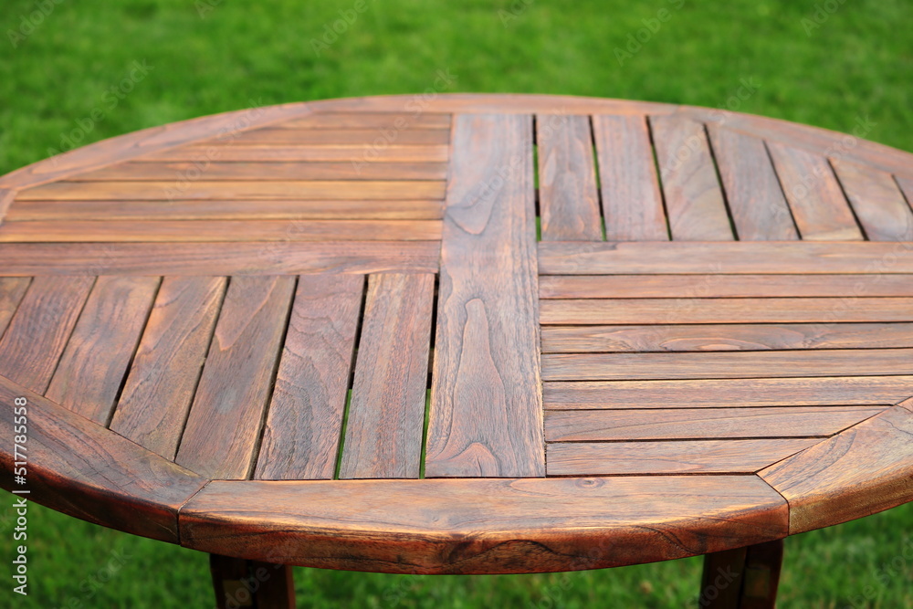 drewniany okrągły stół ogrodowy z drewna tekowego
wooden round teak garden table - obrazy, fototapety, plakaty 
