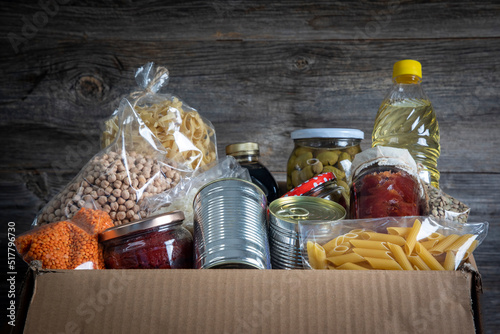 Obraz na płótnie Volunteer with box of food for poor . Ramazan kolisi . Donation concept w salonie