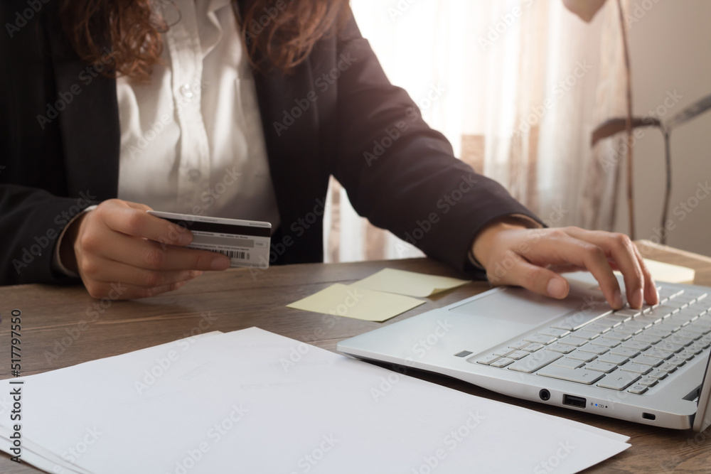 Mujer sosteniendo una tarjeta para comprar en línea Mujer sosteniendo una tarjeta para comprar en línea