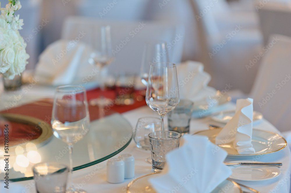 Fototapeta premium empty glass water with bokeh background 
