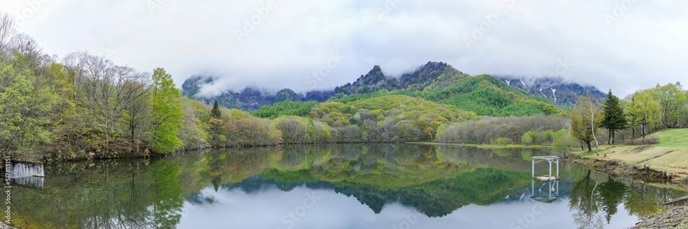 静寂に包まれた春の鏡池のパノラマ情景＠戸隠、長野