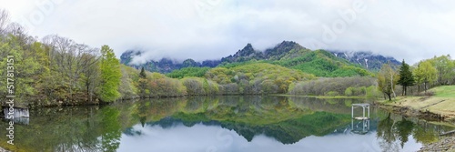 静寂に包まれた春の鏡池のパノラマ情景＠戸隠、長野