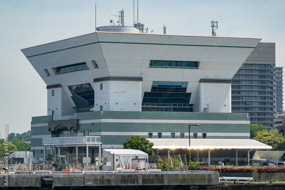 Naklejka premium 横浜大さん橋の前にあるユニークな形状のオフィスビル 