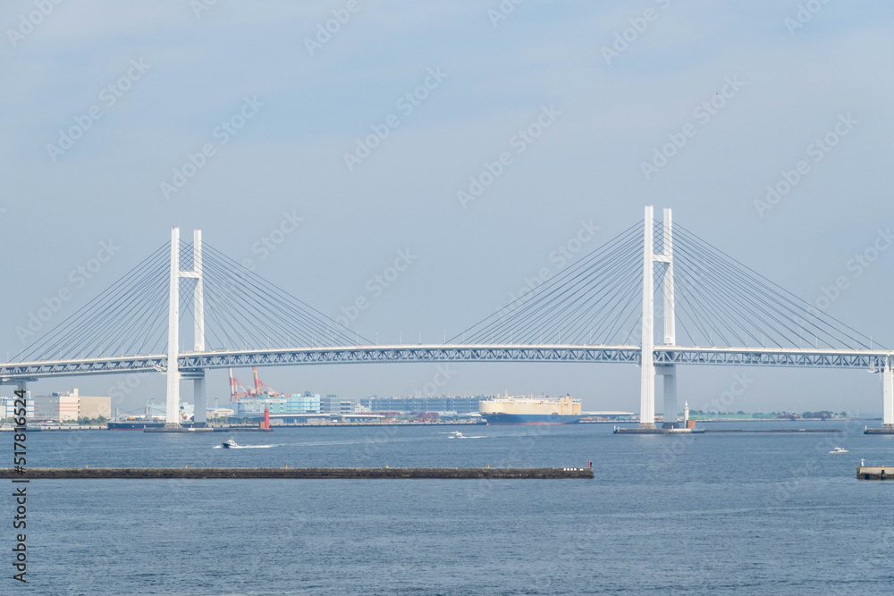 横浜港にかかるベイブリッジ
