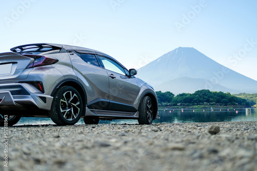 精進湖からの富士山とシルバーのSUV