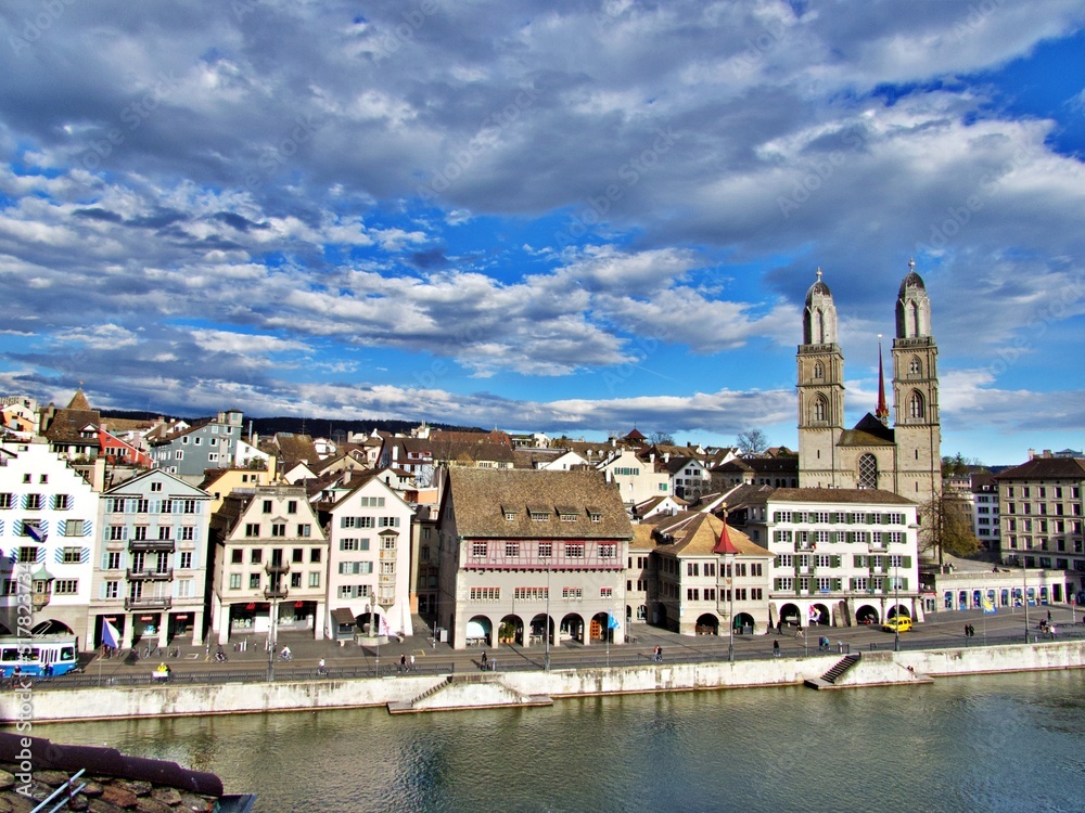 Altstadt von Zürich am Fluss Limmat