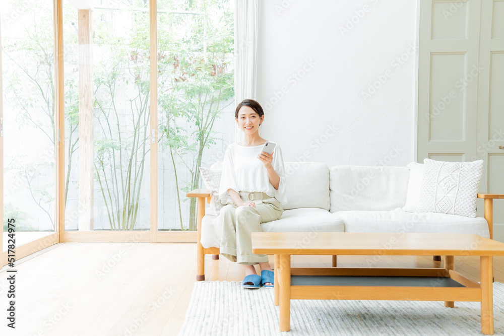 携帯を持つ日本人女性 携帯を持つ日本人女性