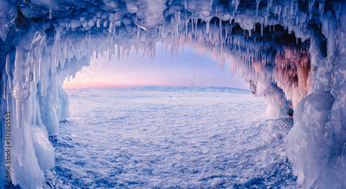 Cuadro en lienzo Blue Ice cave or grotto on winter lake Baikal