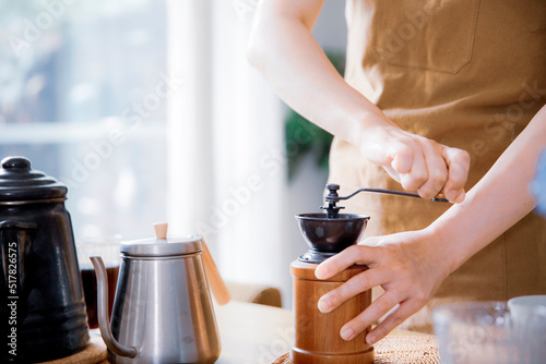 コーヒーミルでコーヒー豆を挽く女性の手 photo