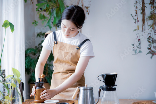 おうちカフェでおもてなしをする女性