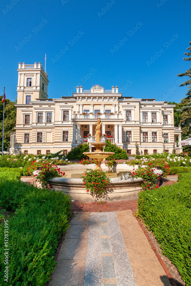 Obraz premium Palace in Biedrusko