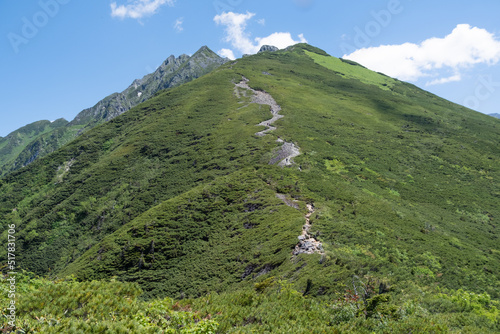 西穂高丸山から独標へ向かうガレた稜線の夏道