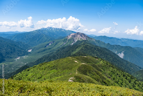 丸山から焼岳と遠くに乗鞍岳を望む（2022年7月撮影）
