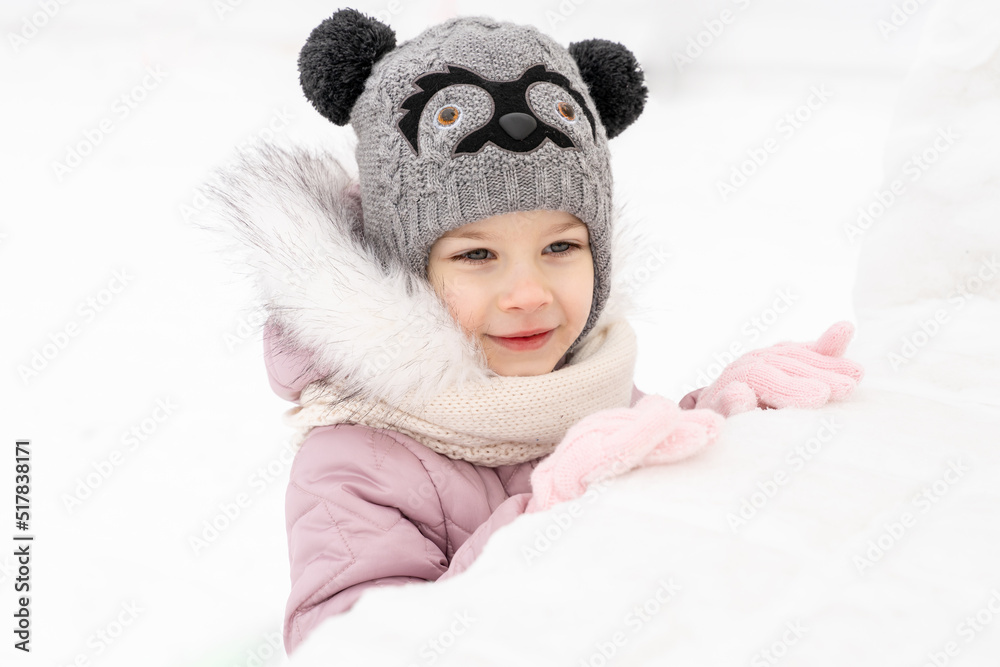Obraz premium portrait of a happy child on a winter snowy day