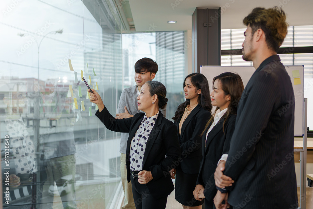 Obraz premium Meeting of Asian business people who are committed to work. Creative business team working together at office.